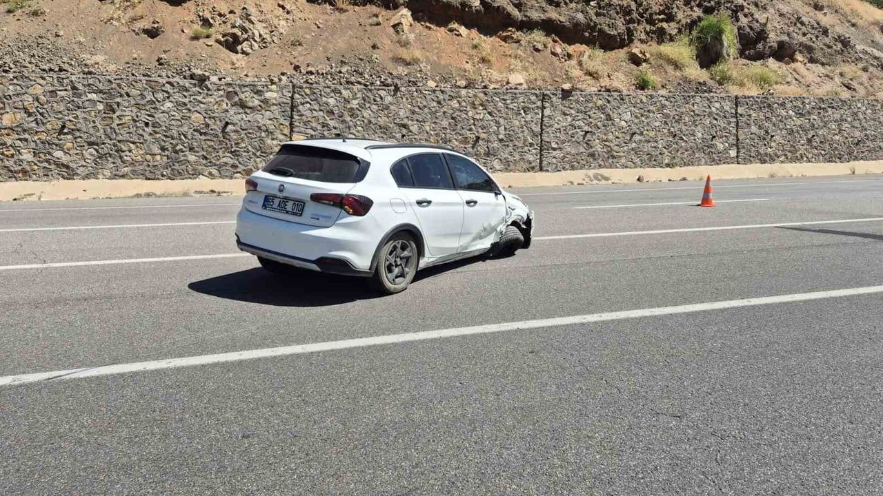Bingöl’de otomobil bariyerlere çarptı: 4 kişi yaralandı