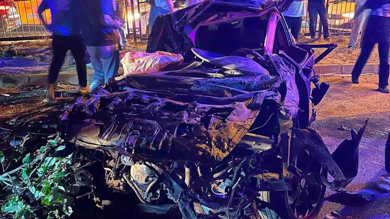 Bingöl'de refüje çarpan otomobil hurdaya döndü, 2 kişi yaralandı