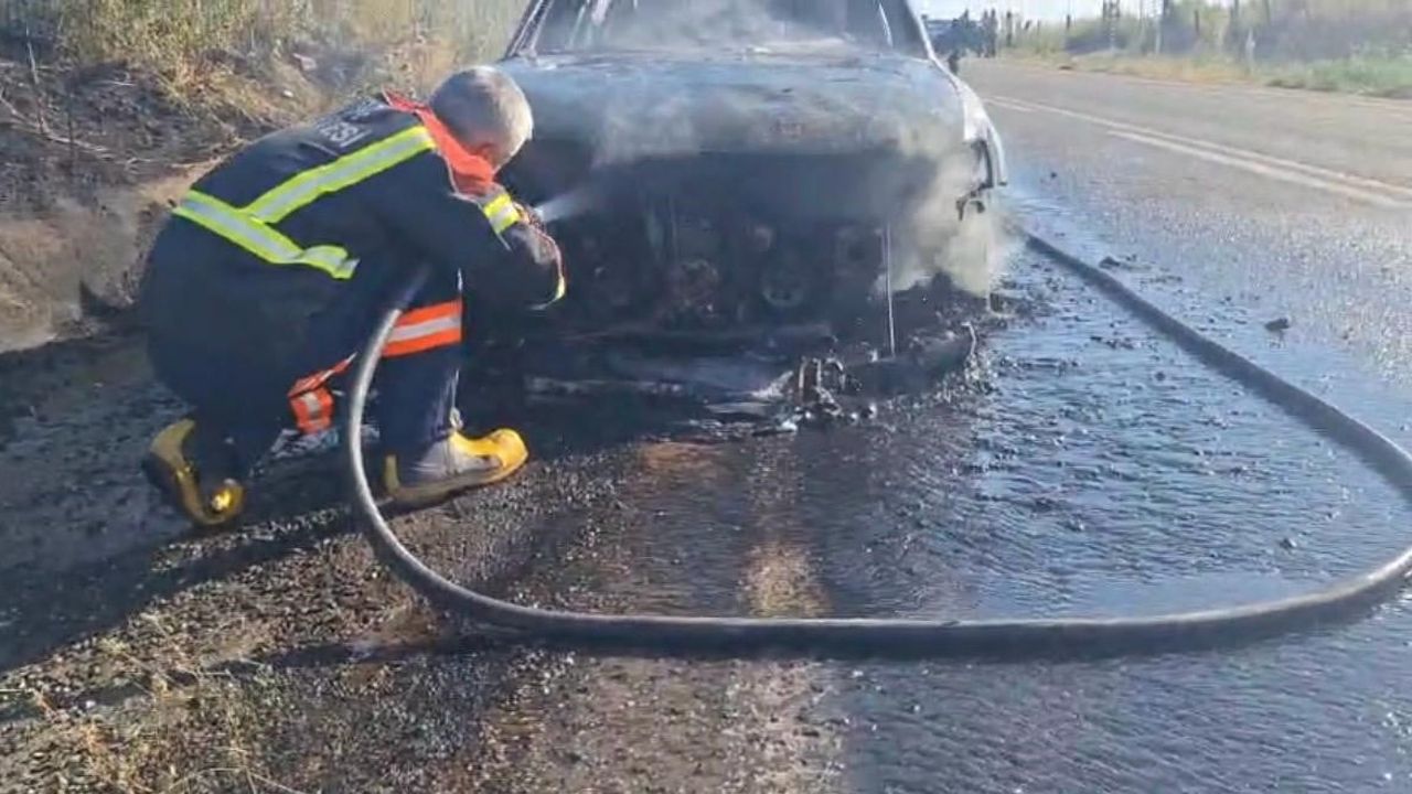 Bingöl'de seyir halindeki otomobil alev aldı, kullanılamaz hale geldi