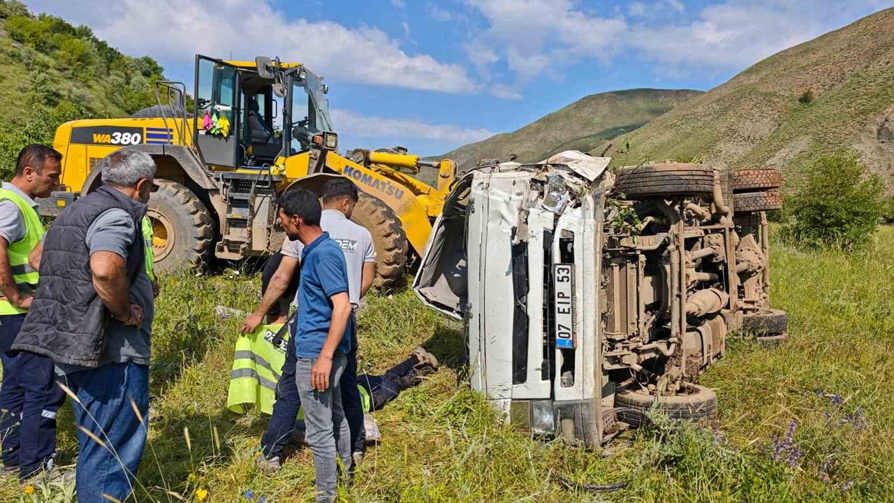 Bingöl'de su tankerinin devrilmesi sonucu bir kişi yaşamını yitirdi