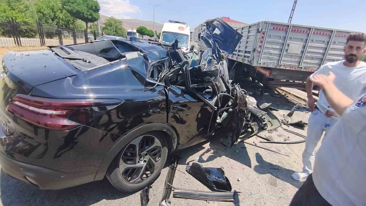 Bingöl’de tıra çarpan otomobil hurdaya döndü: 1 yaralı