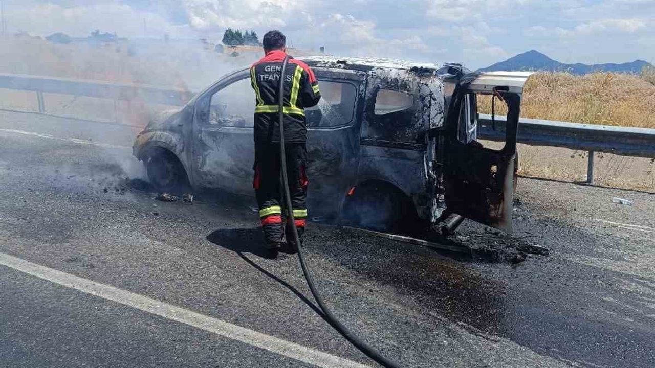 Bingöl’de yanan hafif ticari araç küle döndü