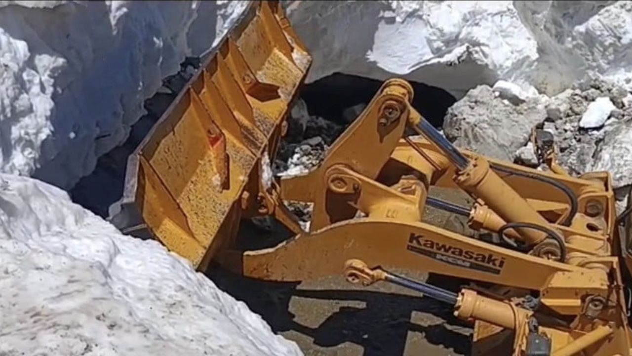 Bingöl'de yaz ortasında kar temizliği sürüyor
