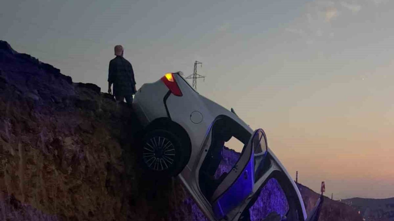 Bingöl'de yol yapımı çukurunda askıda kalan otomobil iki kişiyi yaraladı