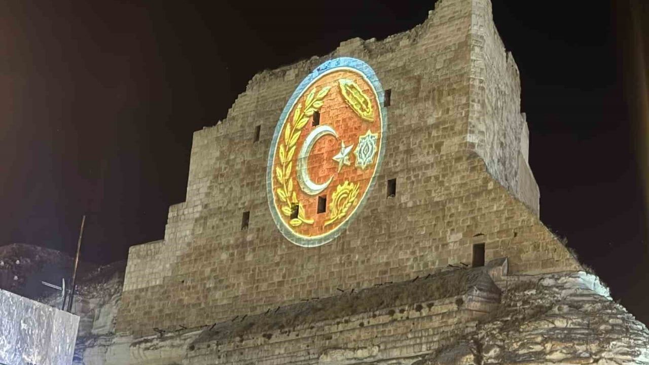 Birecik Kalesi'nde 15 Temmuz'a özel ışık gösterisi
