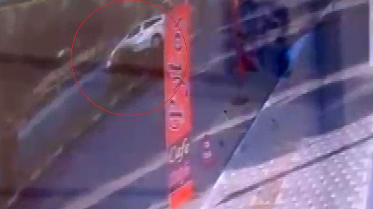 Birecik'te sürücü hakimiyetini kaybetti, hafif ticari araç refüje çarparak durdu