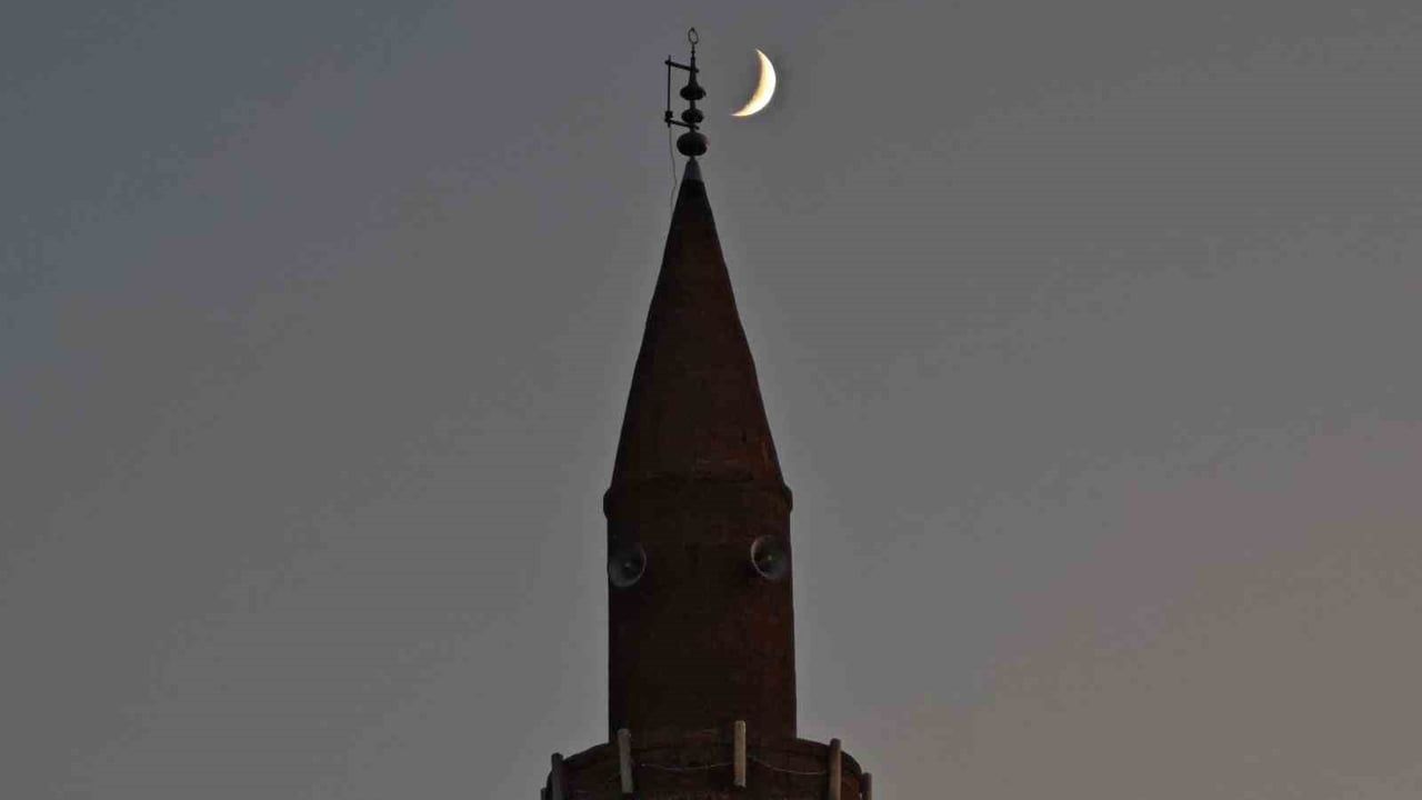 Bitlis’te gökyüzündeki hilal ile minaredeki hilal aynı karede