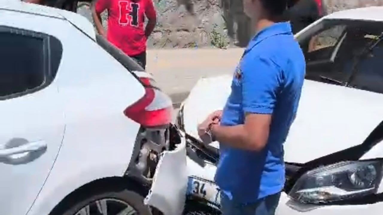 Bitlis'te iki otomobil çarpıştı, trafik kısa süre aksadı