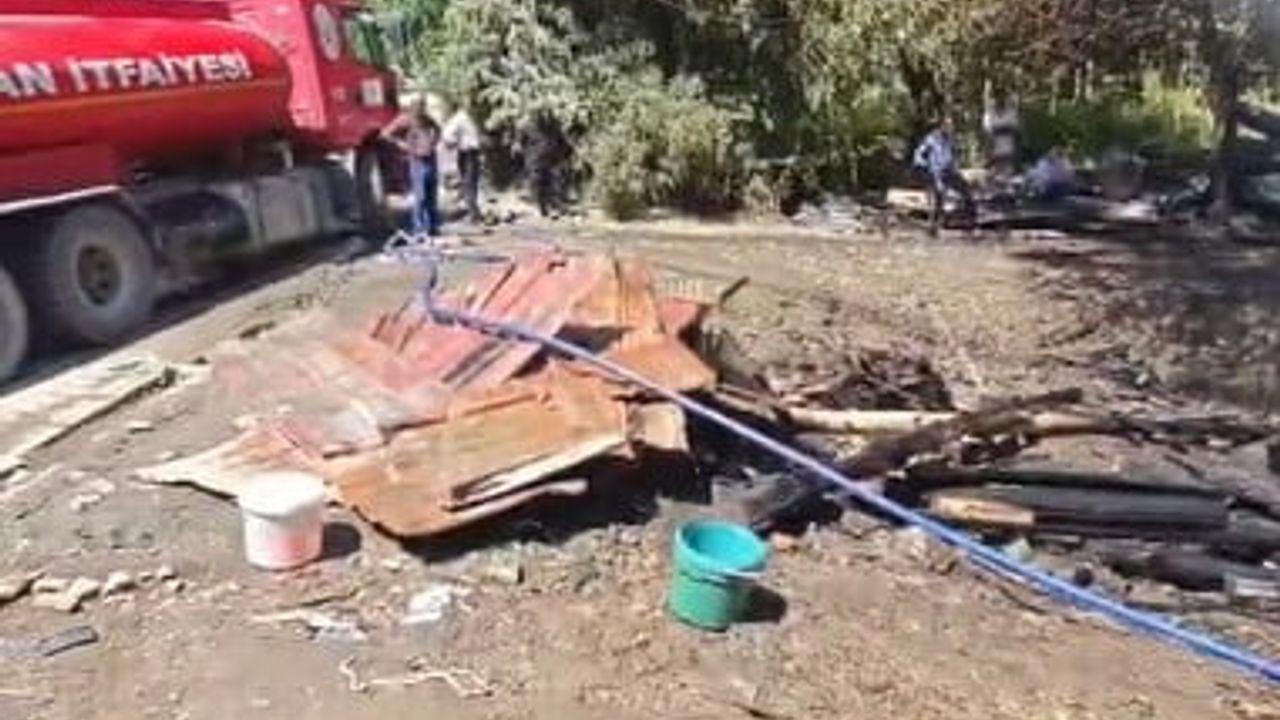 Bitlis'te kereste atölyesindeki yangın ev ve mezarlığa sıçradı