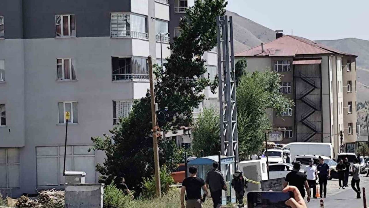 Bitlis'te otobüs durağında unutulan paket güvenlik ekiplerini alarma geçirdi