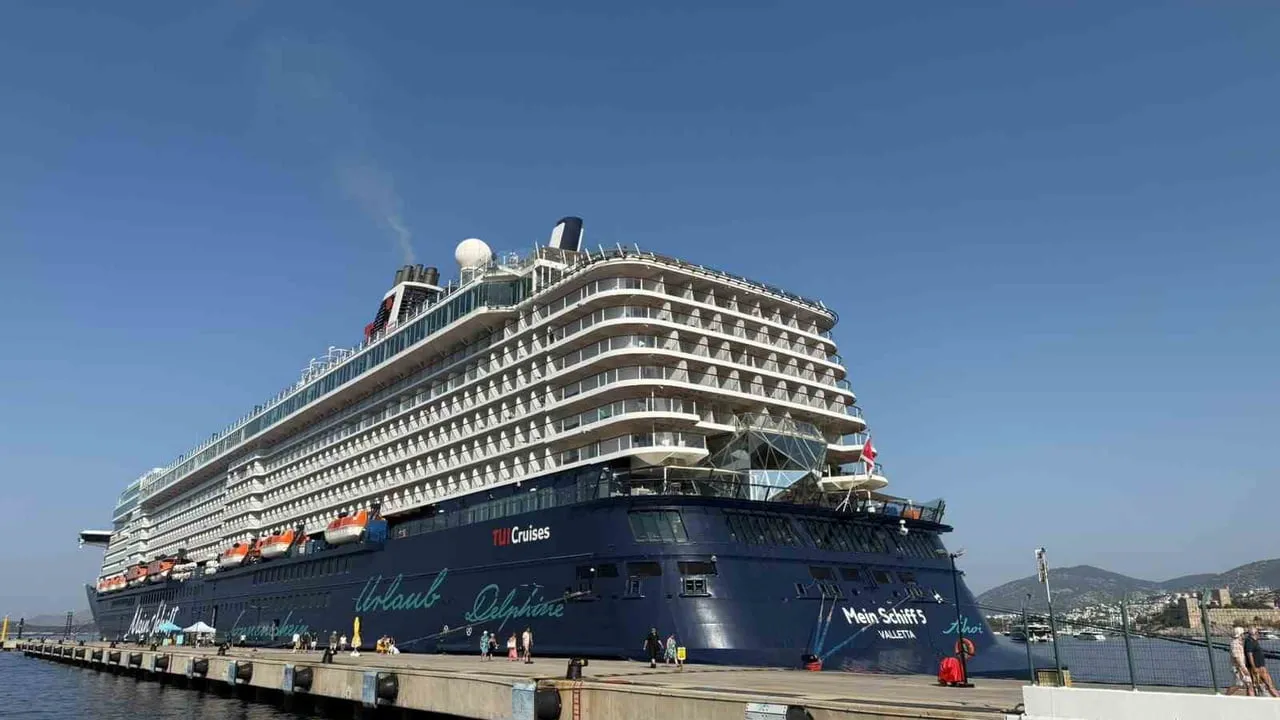 Bodrum'a 2 bin 746 yolcu getiren Mein Schiff 5 limanda kısa mola verdi