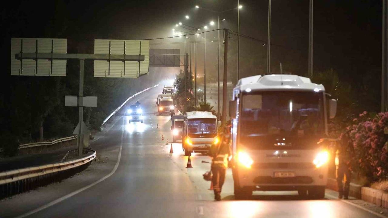 Bodrum Belediyesi 150 kişilik ekiple Emin Anter Bulvarı'nda gece mesaisi