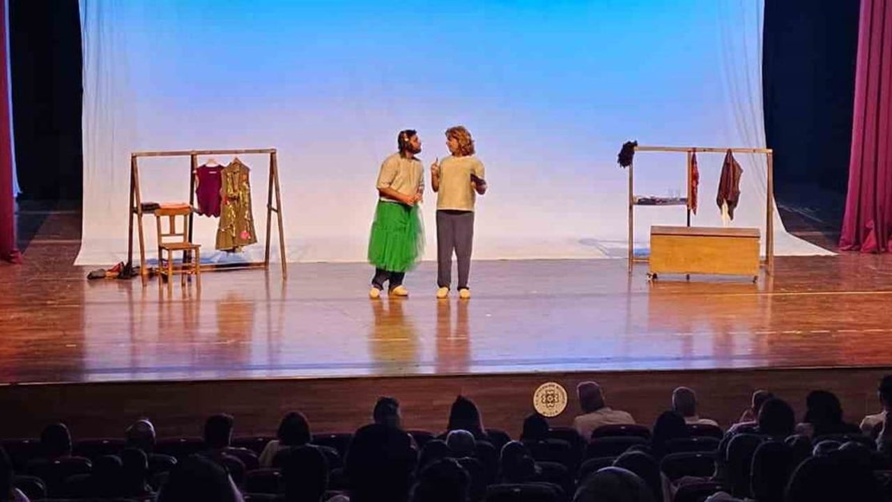 Bodrum Belediyesi Şehir Tiyatrosu Muğla'da 'Cambazın Cenazesi'ni sahneledi