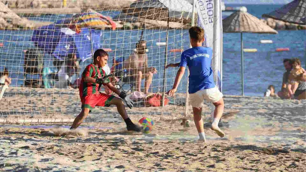 Bodrum’da 1. Günbatımı çocuk plaj futbol şenliği başladı
