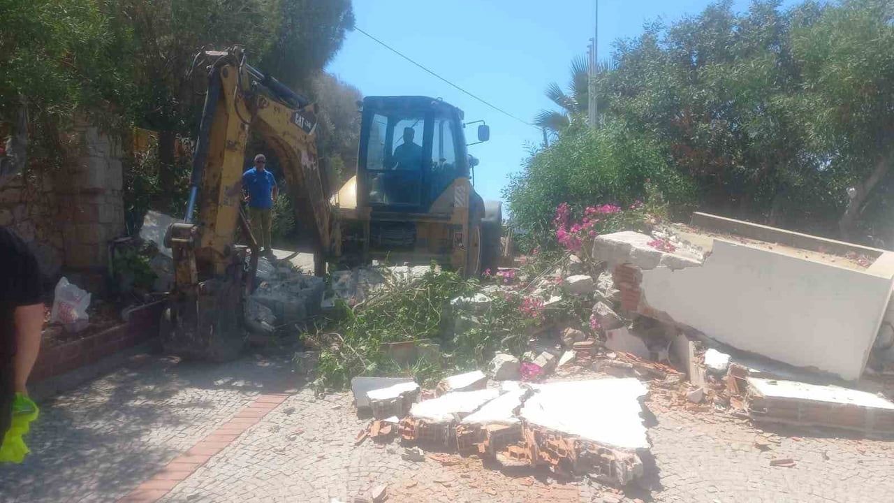 Bodrum'da sahile ulaşımı engelleyen kaçak duvar ve korkuluklar yıkıldı