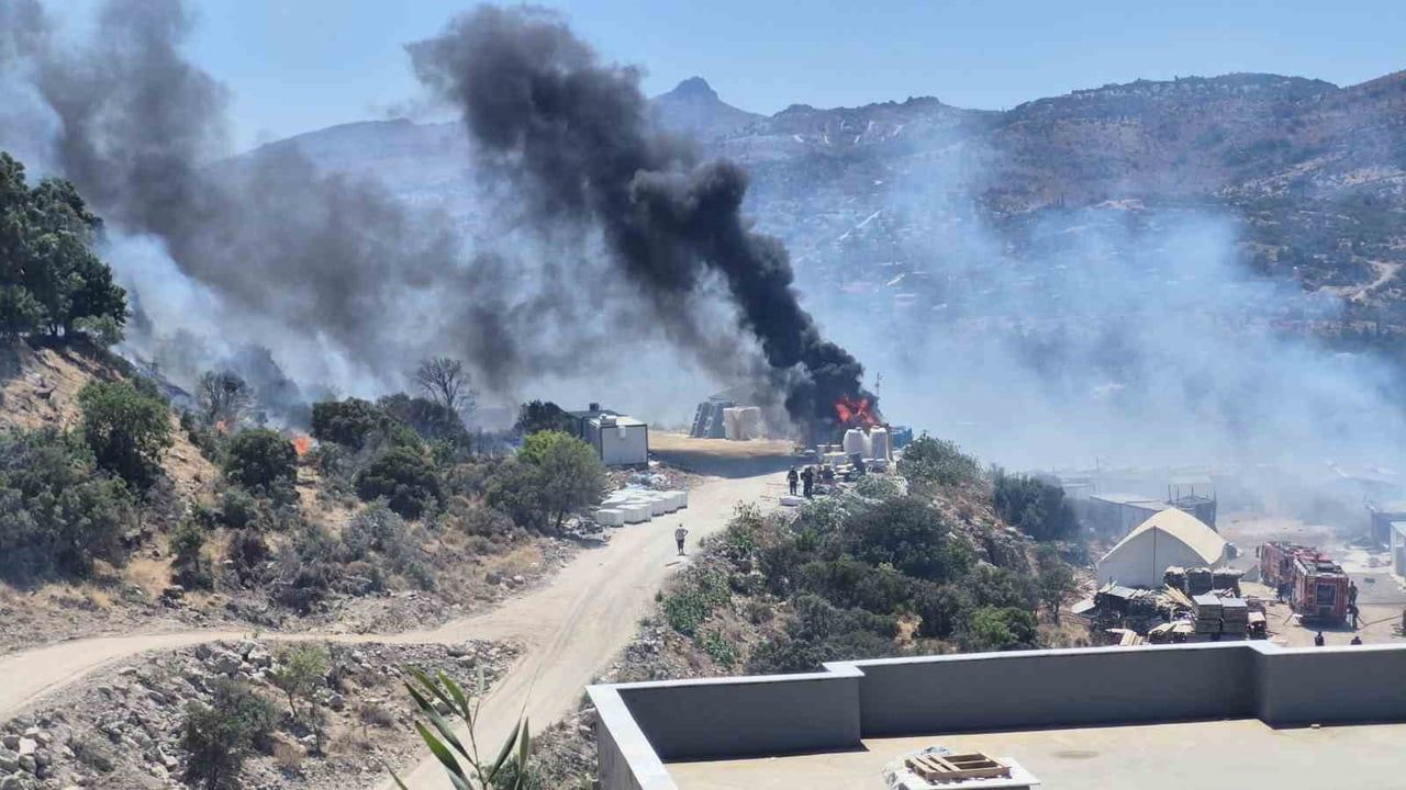 Bodrum'da şantiyedeki konteyner yangını makilik alana sıçradı
