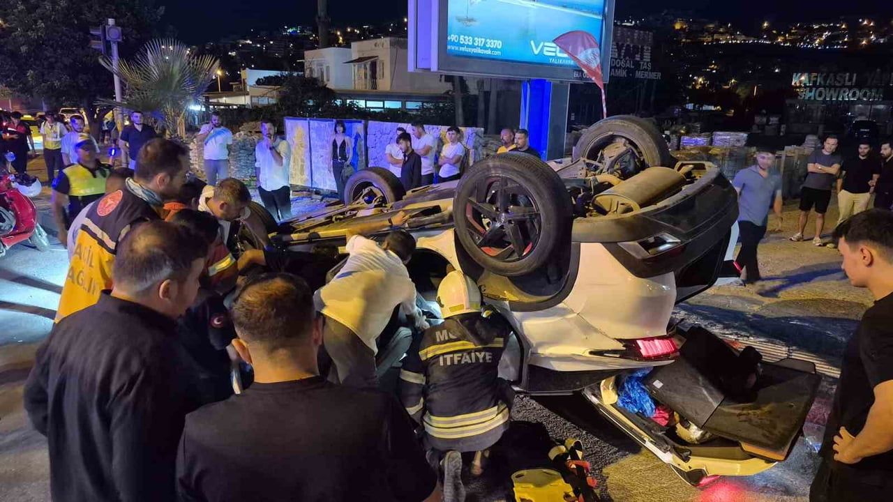 Bodrum Gümbet kavşağında çarpışma sonucu otomobil devrildi: 1 yaralı