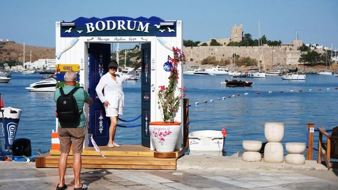 Bodrum'un mavi kapıları kentin yeni fotoğraf durakları oluyor