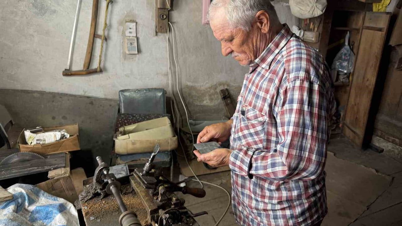 Bolu'da 50 yıldır manda boynuzundan tarak yapan usta