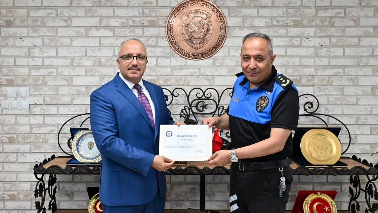 Bolu’da emekliye ayrılan polislere teşekkür belgesi