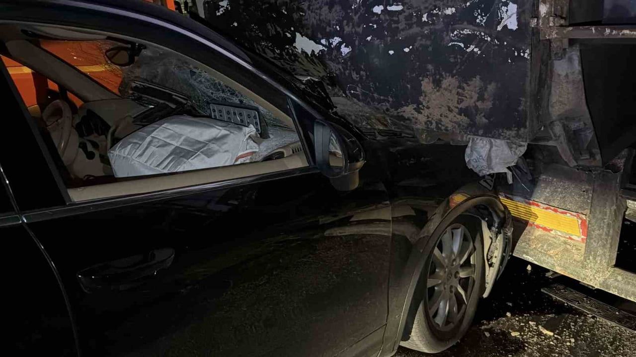 Bolu'da lüks SUV park halindeki tıra çarptı: 1 yaralı