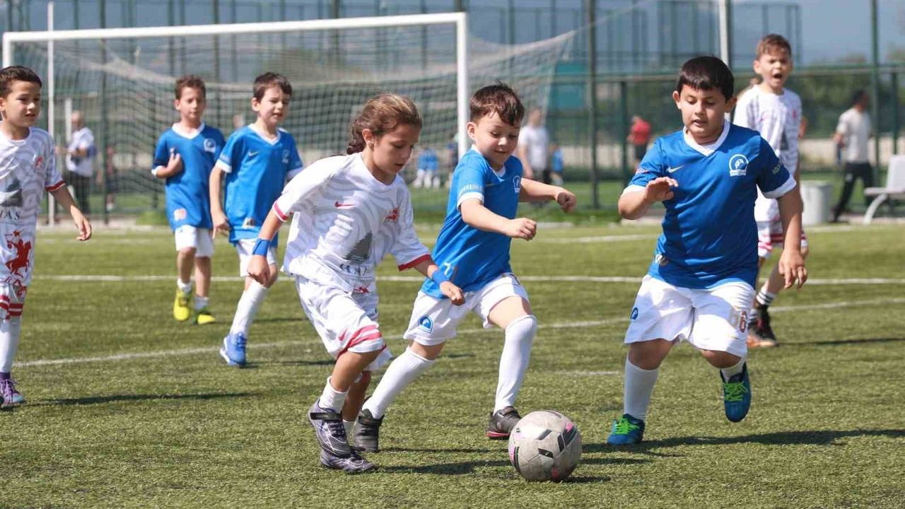 Bolu’da mini minikler futbol turnuvası başladı