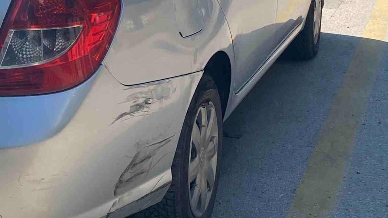 Bolu'da motosiklet hafif ticari araca çarpıp park halindeki otomobillere savruldu