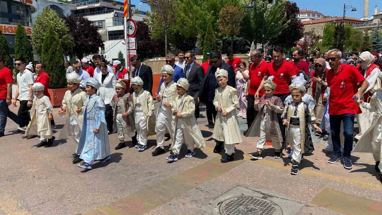Bolu’da sünnet şöleni coşkusu: İzzet Baysal Caddesi’nde mehterli yürüyüş