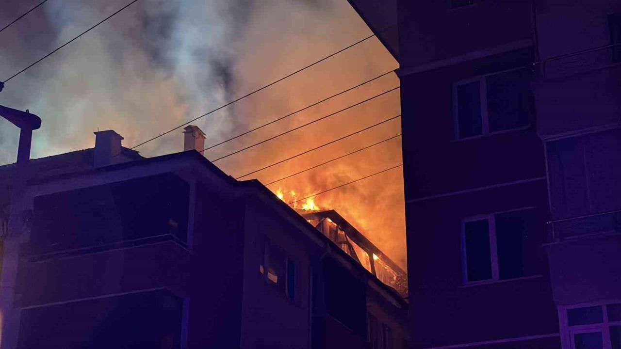 Bolu'da tadilattaki apartmanın çatı katında yangın çıktı