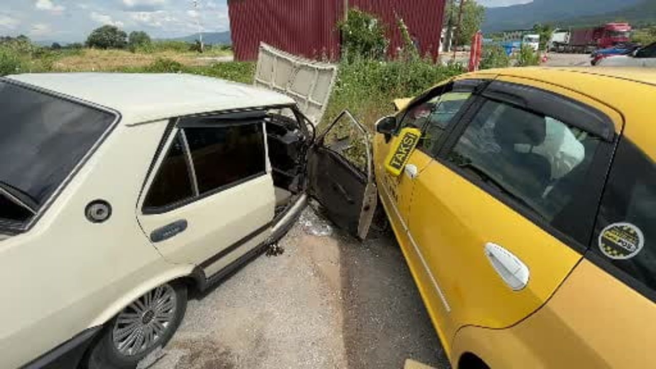 Bolu'da ticari taksi ile otomobil çarpıştı: 5 yaralı