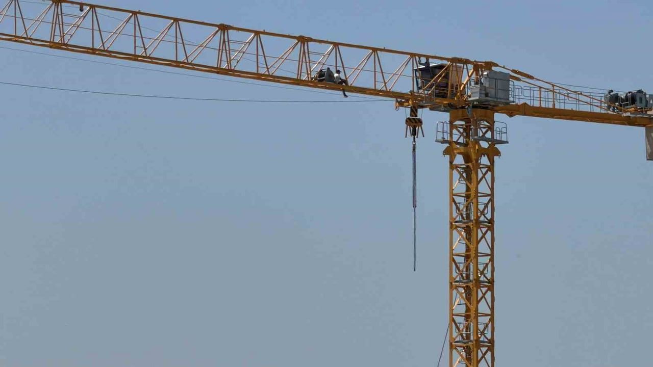 Bolu’da üniversite inşaatında maaş krizi: işçi vince çıktı