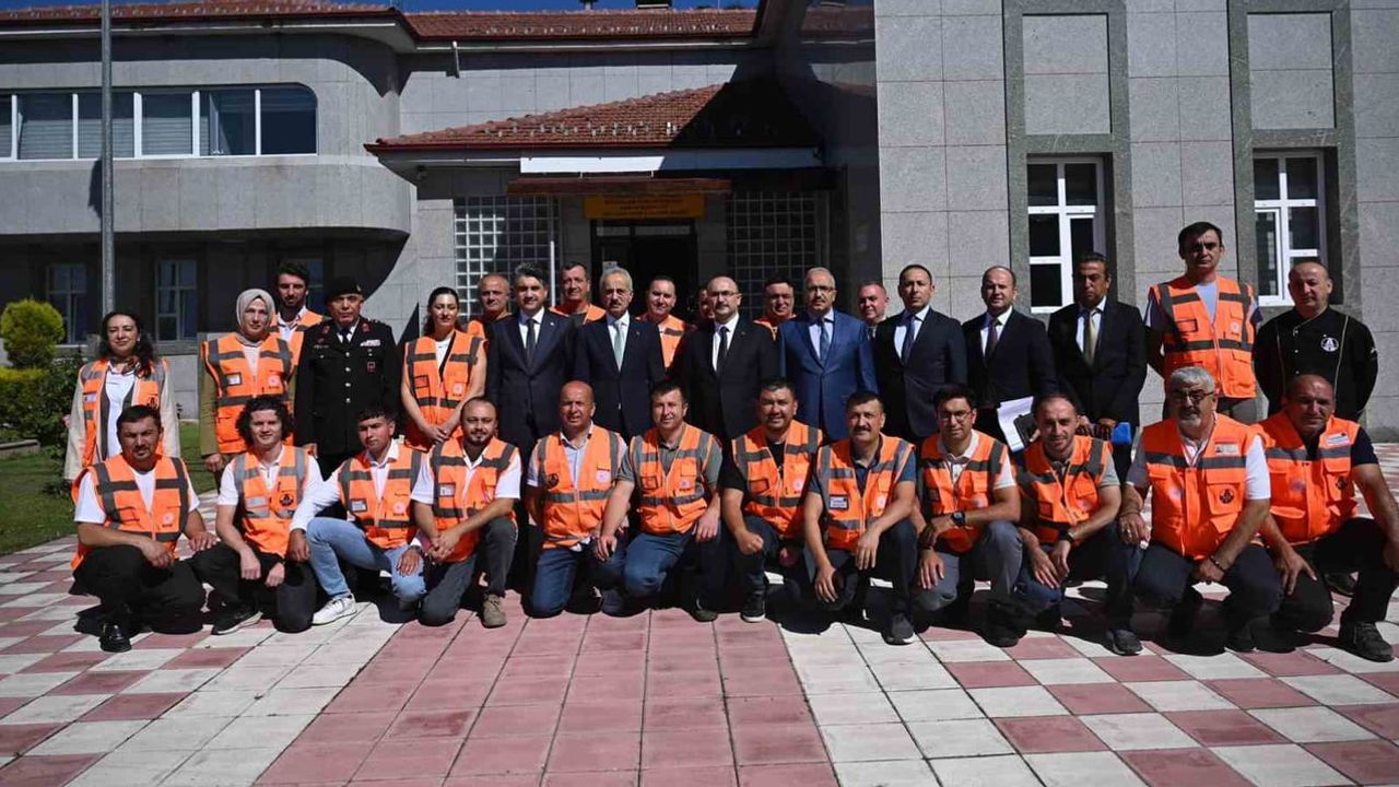 Bolu Dağı'nda sabah molası: bakan Uraloğlu Karayolları ekipleriyle buluştu