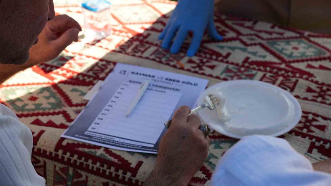 Bolvadin'de geleneksel kaymak yarışmasını jüri seçti