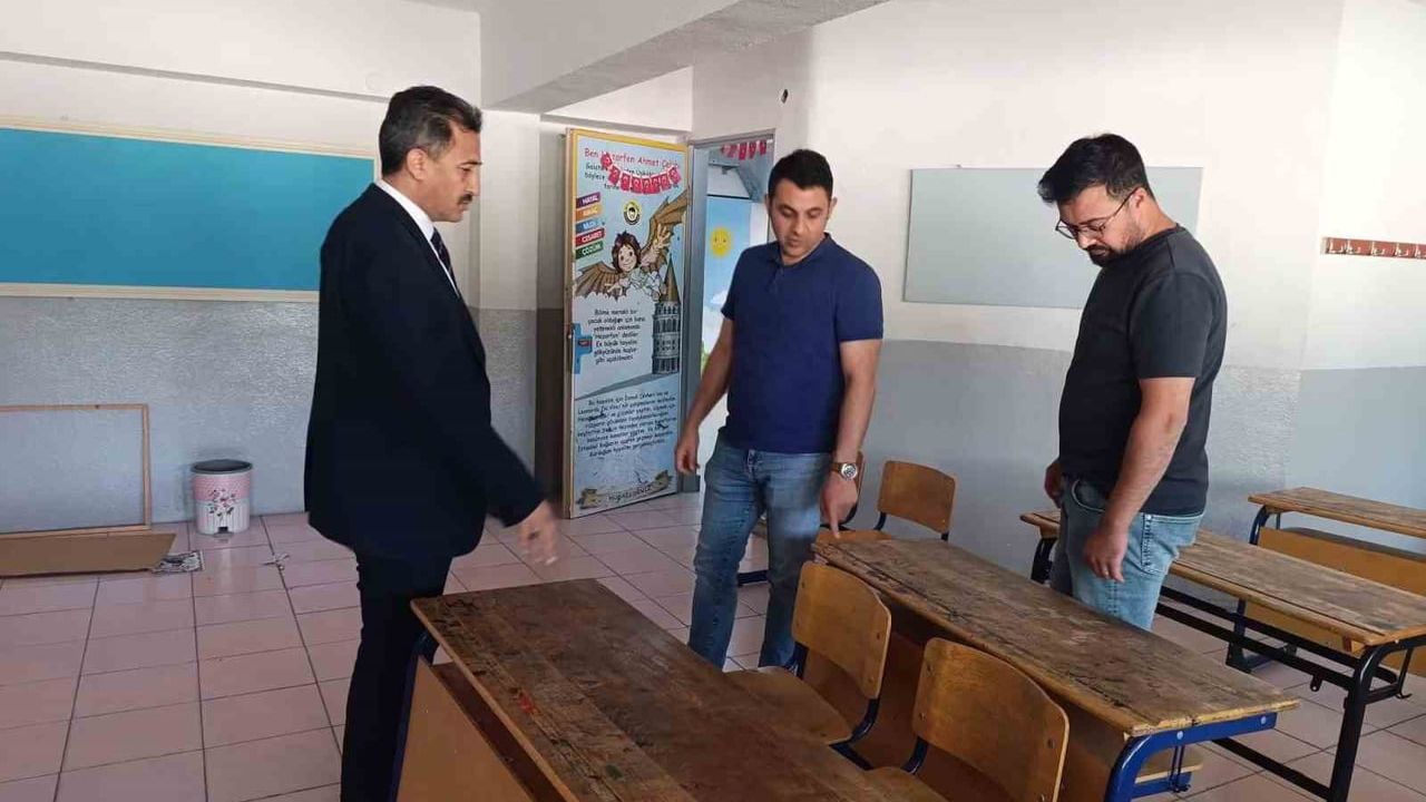 Bolvadin’de okullarda bakım ve onarım çalışmaları sürüyor