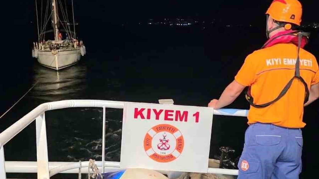 Bozcaada açıklarında motor arızası yaşayan tekne içindeki iki kişiyle kurtarıldı