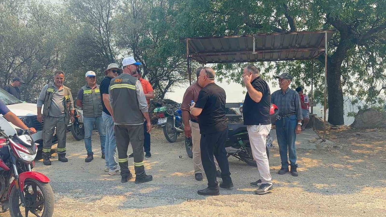 Bozdoğan'da Yazıkent yakınlarındaki yangına havadan ve karadan müdahale sürüyor