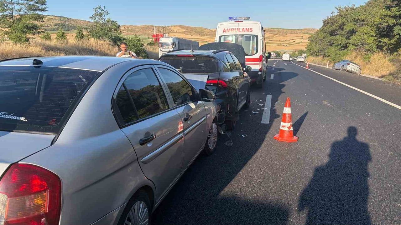 Bozüyük'te 4 aracın karıştığı zincirleme kazada 2 çocuk yaralandı