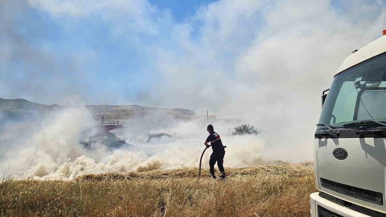 Bozüyük'te yol kenarındaki otluk alanda yangın çıktı