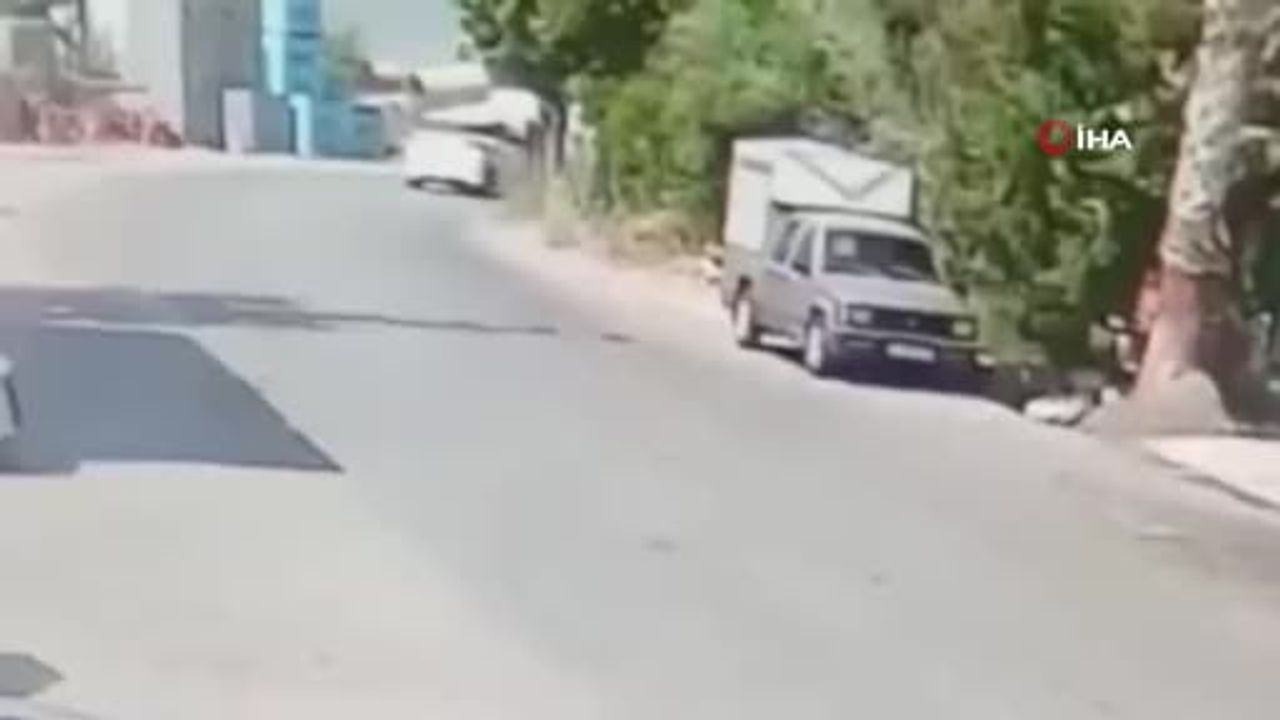 Bozyazı'da virajı alamayan araç park halindeki araca çarptı