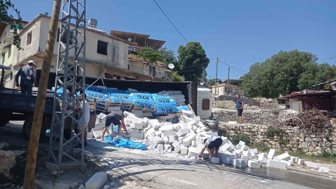 Briket yükü rampayı aşılamayınca tır yan yattı