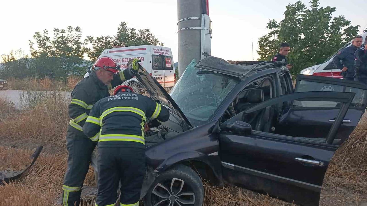 Bucak'ta yoldan çıkan otomobil direğe çarptı: genç sürücü hastaneye kaldırıldı