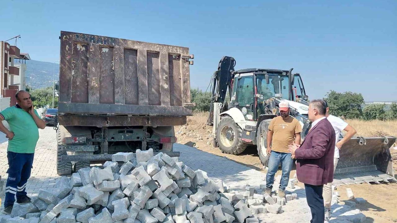 Buharkent'te altyapı sonrası bozulan sokaklarda kilit parke çalışmaları sürüyor