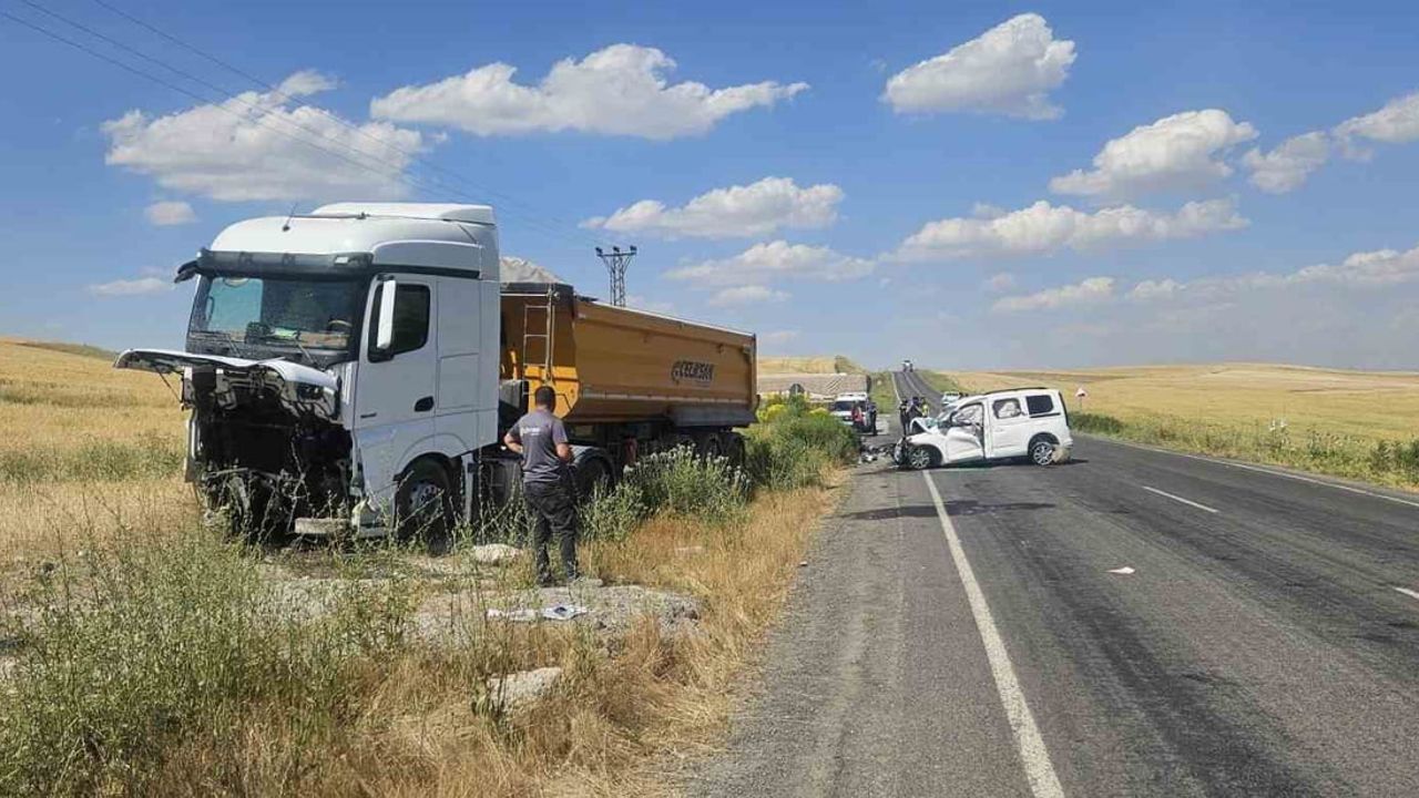 Bulanık’ta kamyonla kamyonet çarpıştı: 2 ölü, 2 yaralı