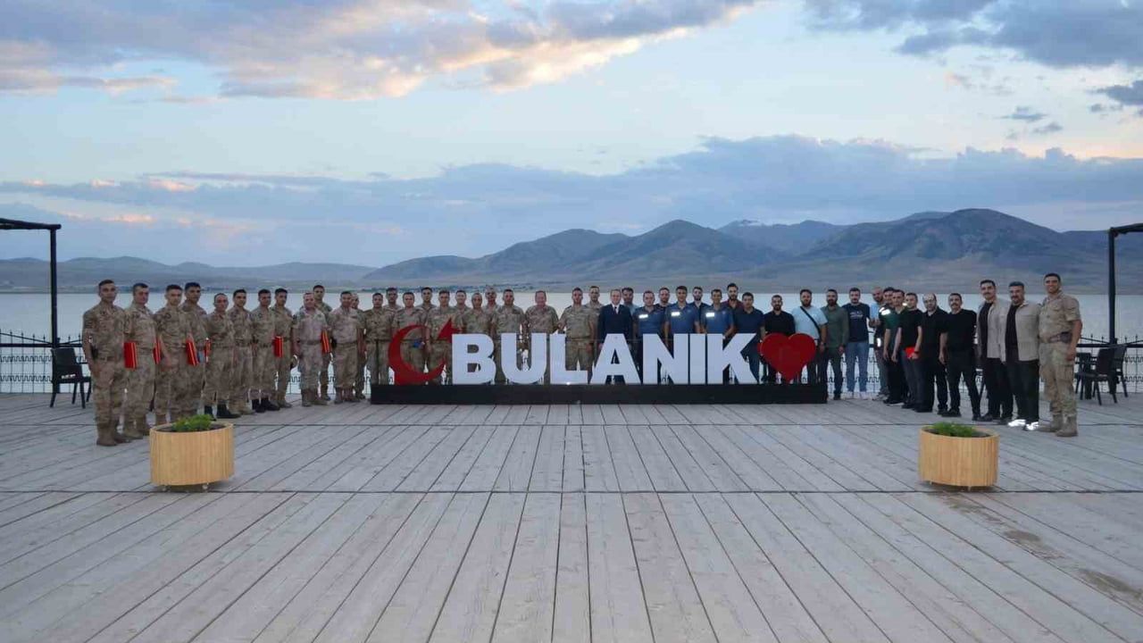 Bulanık'ta tayini çıkan güvenlik güçlerine veda yemeği