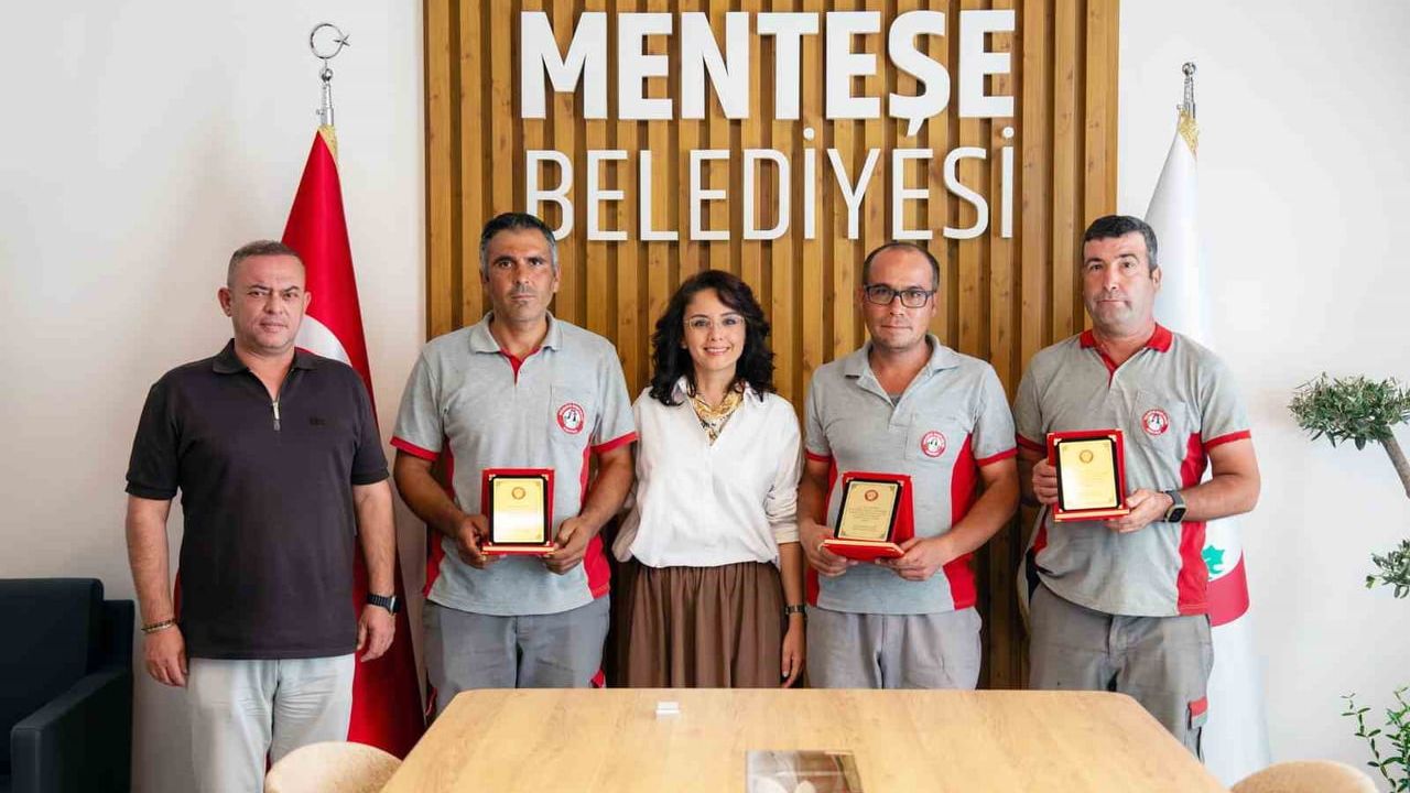 Buldukları çantayı sahibine teslim eden personele Gonca Köksal Aras’tan özendirme primi