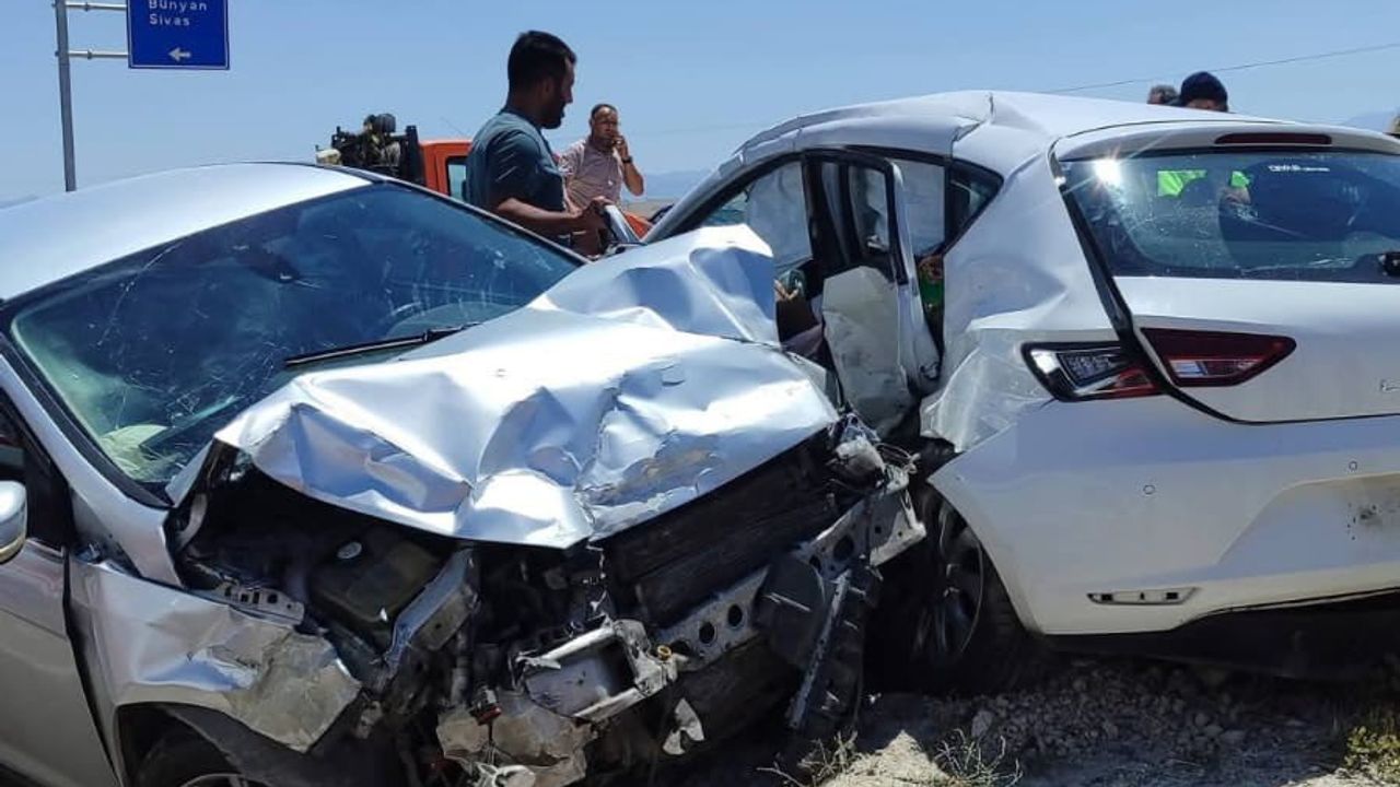 Bünyan'da karayolunda çarpışma: 2 kişi hayatını kaybetti, 9 yaralı