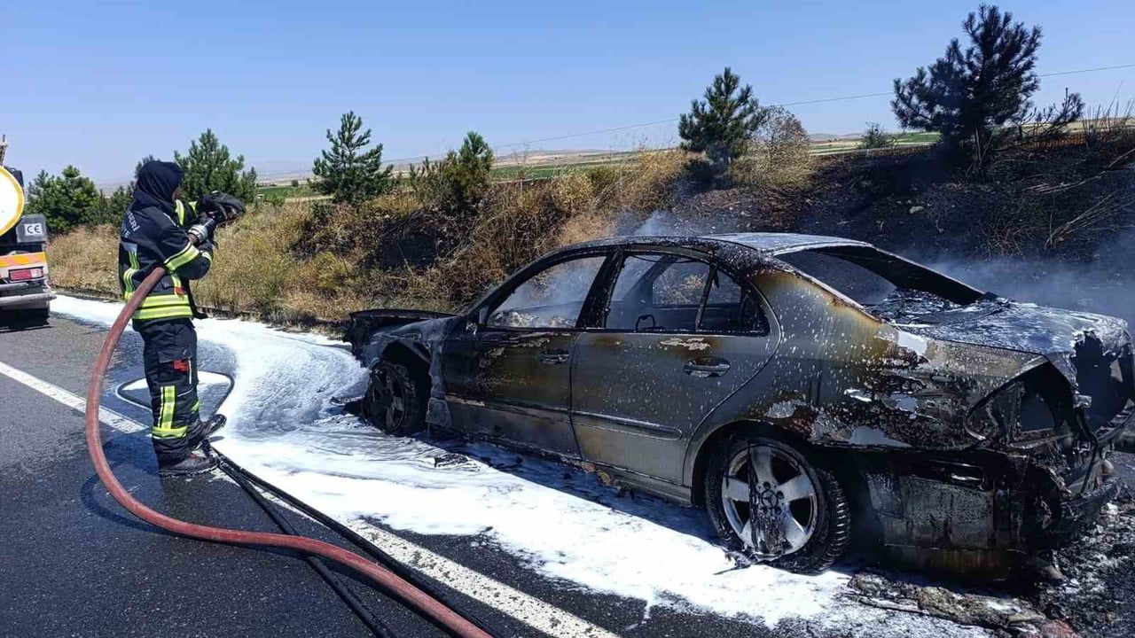 Bünyan'da yolda alevlenen otomobil itfaiye tarafından söndürüldü