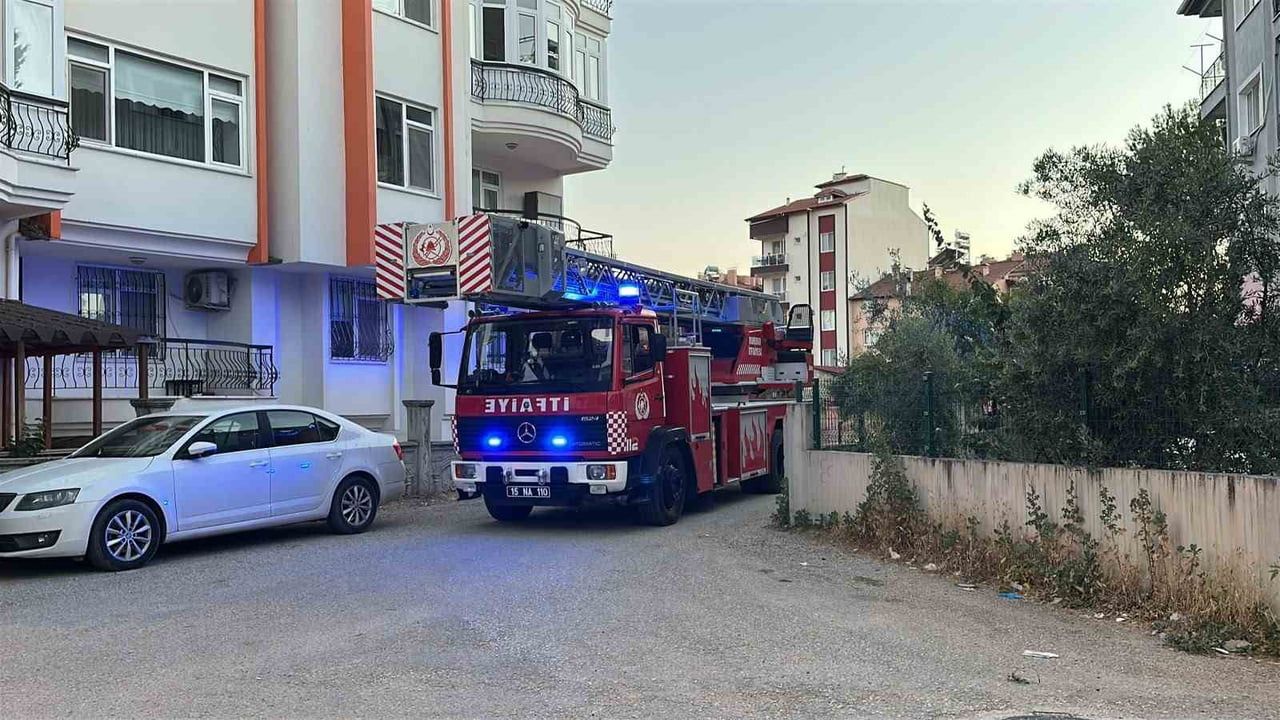 Burdur'da 3 katlı binada çıkan yangında 6 kişi kurtarıldı