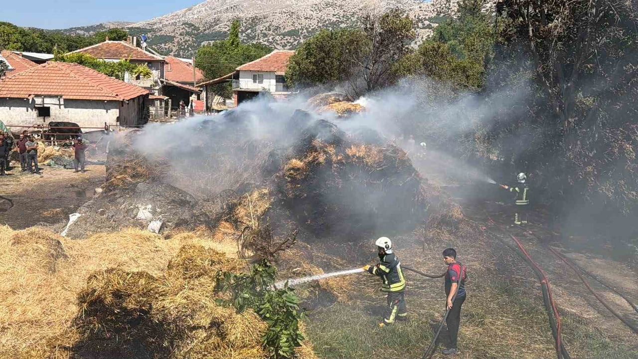Burdur'da alevler arasında kalan 50 ton saman kontrol altına alındı