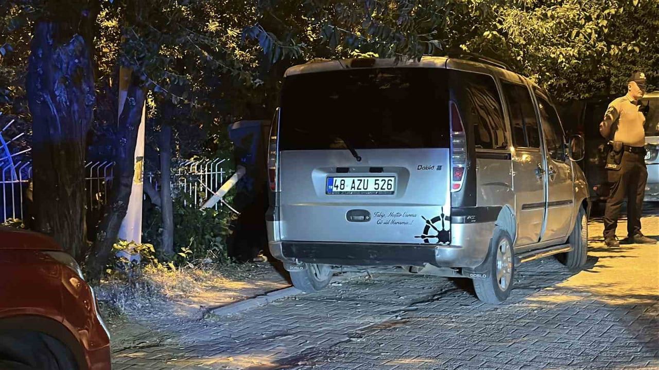 Burdur'da alkollü sürücü park halindeki araca çarpıp alkolmetreyi reddetti